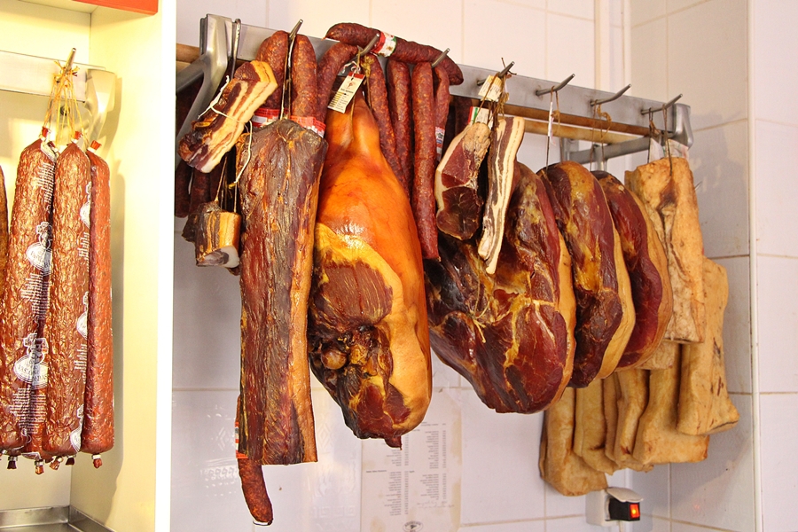 Indul a boltokban a húsvéti roham