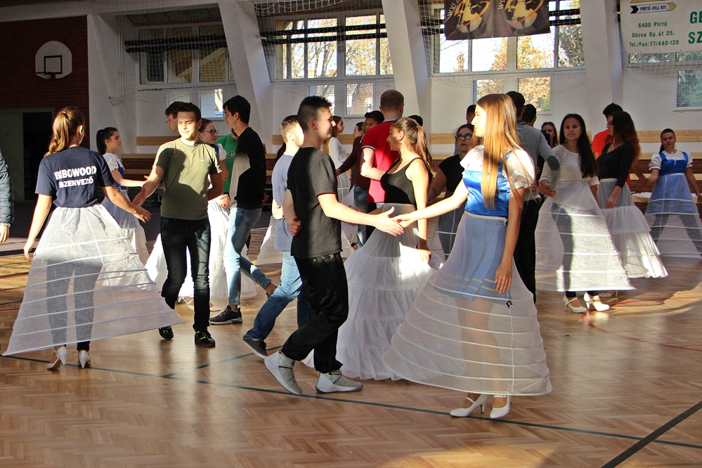 Újabb szalagavató jön, óvatosan közlekedjenek!