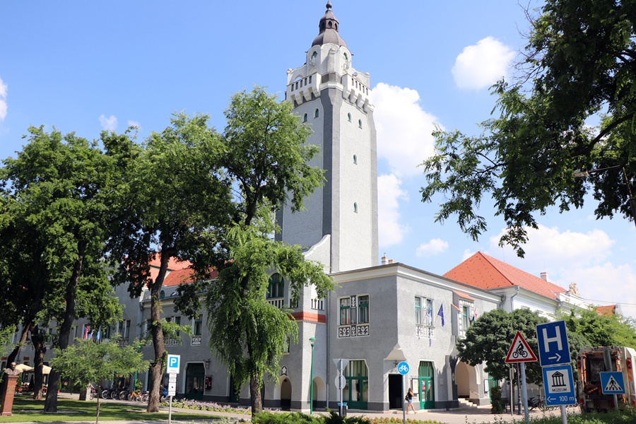 Figyelem! Lezárják a járdát a városháza mellett