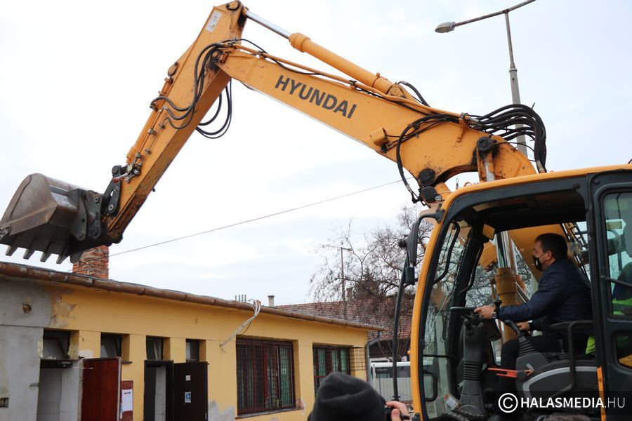 Bontják a buszpályaudvart