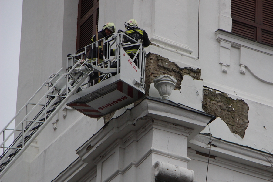 Élet- és balesetveszély a templomnál