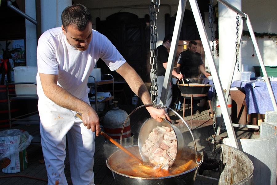 Százak a jótékonysági látvány halászléfőzésen (galéria)