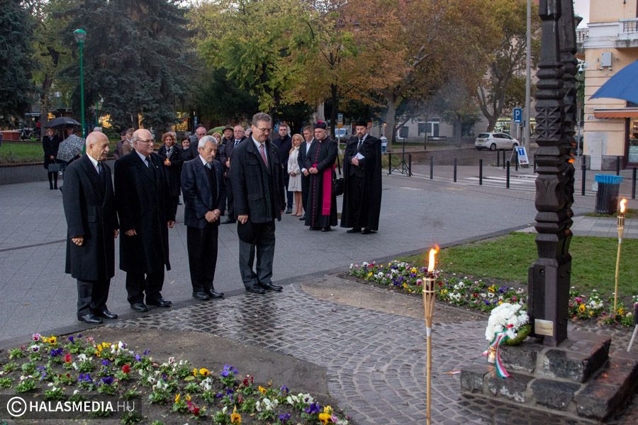 Koszorúzás a nemzeti gyásznapon
