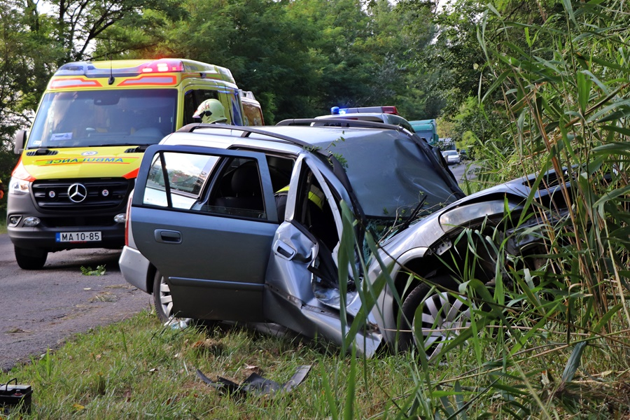  (►) Csoda, hogy túlélte: szörnyű baleset az 53-as főúton  (galéria)