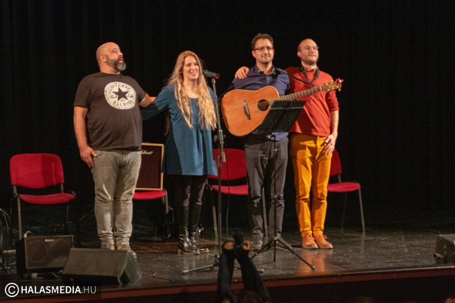 Filharmónia a Zűrös Bandával