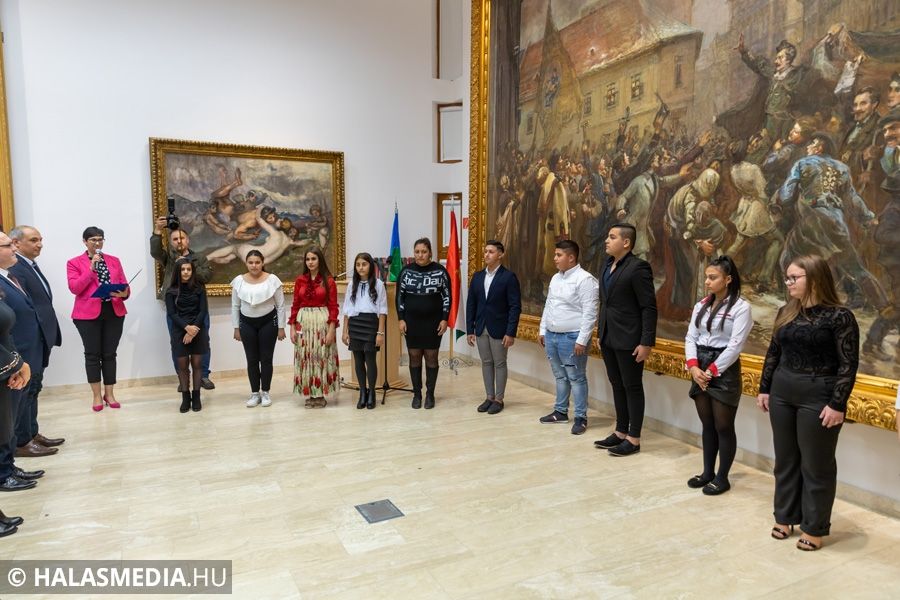 Halason alakult meg az ország első Cigány Nemzetiségi Diákköre (Galéria)