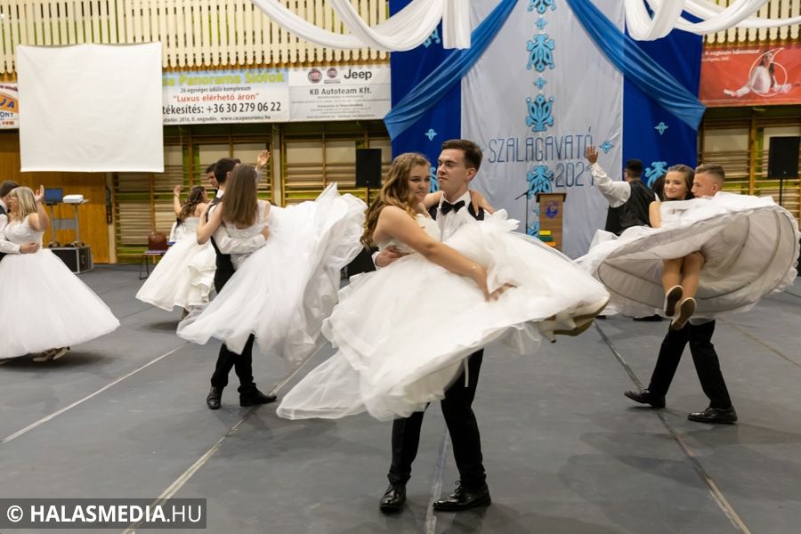 A váris diákok szalagavatóján jártunk (galéria)