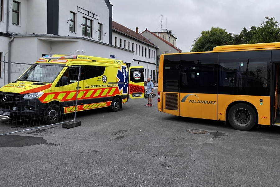 Sikeres újraélesztés a vasútállomáson, a buszon lett rosszul egy idős férfi