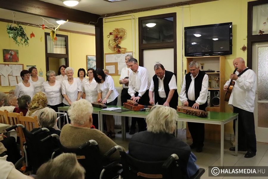 Nótázással zárult az idősek hónapja (galéria)