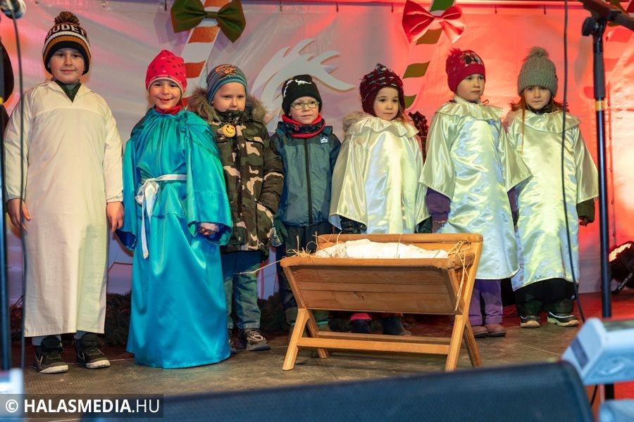 A Szívecske Csoport és a sziládys diákok az adventi színpadon (galéria)
