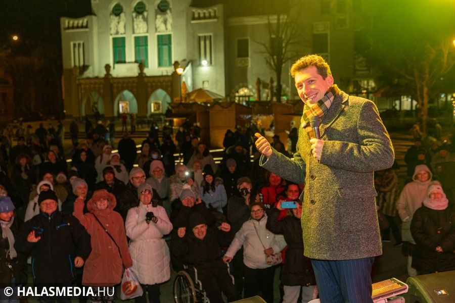 Vastag Tamás koncertjével zárult az Adventi tér (galéria)