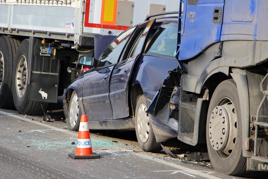 Két kamion nyomta össze az Opelt (galéria)