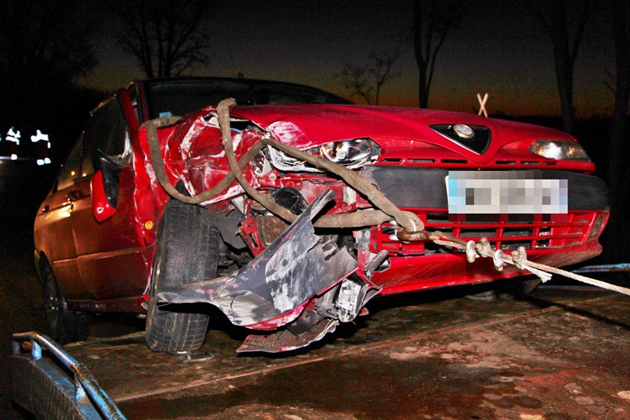 Alfa Romeo ütközött traktorral a fehértói úton (galéria)