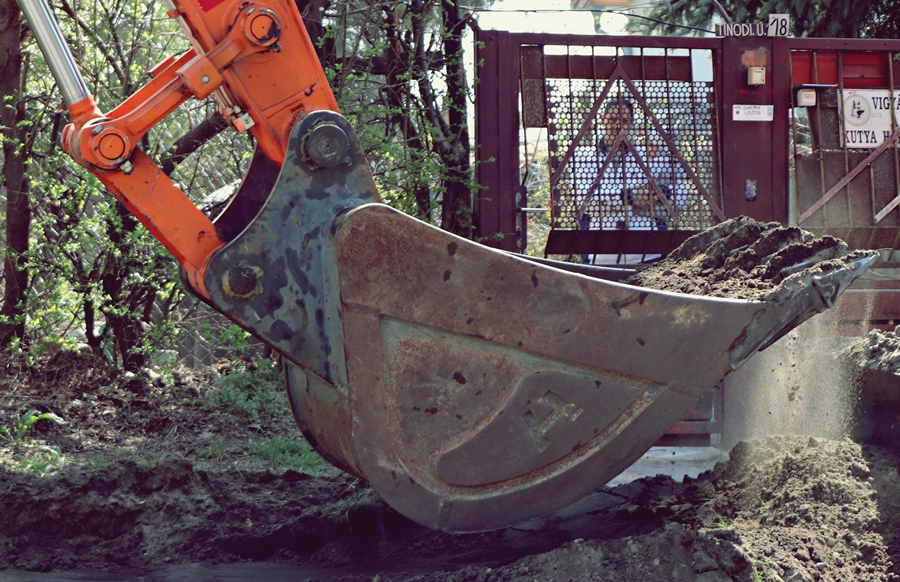 Elkezdődött a tényleges kivitelezés a Tinódi utcán
