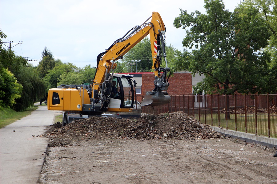 Parkoló, bekötőút készül a sportpályánál