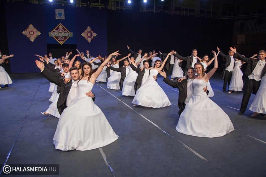 (►) Színpompás ruhák, ötletes táncok (galéria)