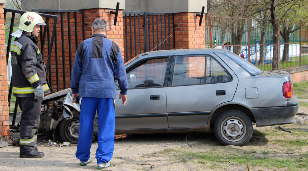 Nekirohant a sportpálya vaskapujának