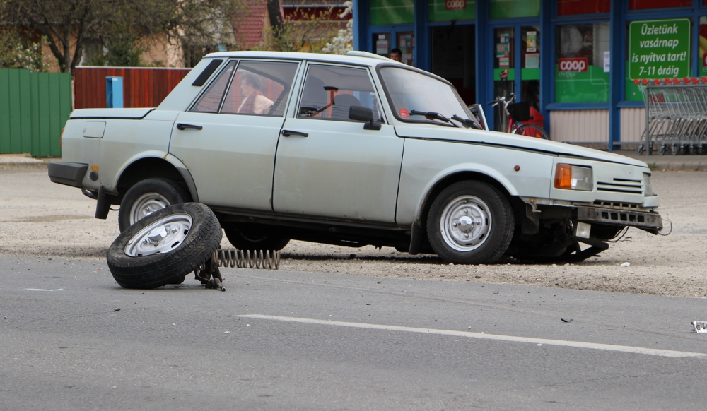 Kiütötte a Wartburg első kerekét