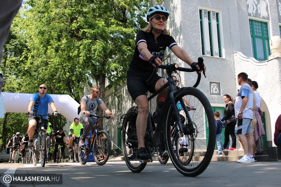 (►) Gördülő barátság – vajdasági kerékpárosok, motorosok, veterán járművesek látogattak Halasra