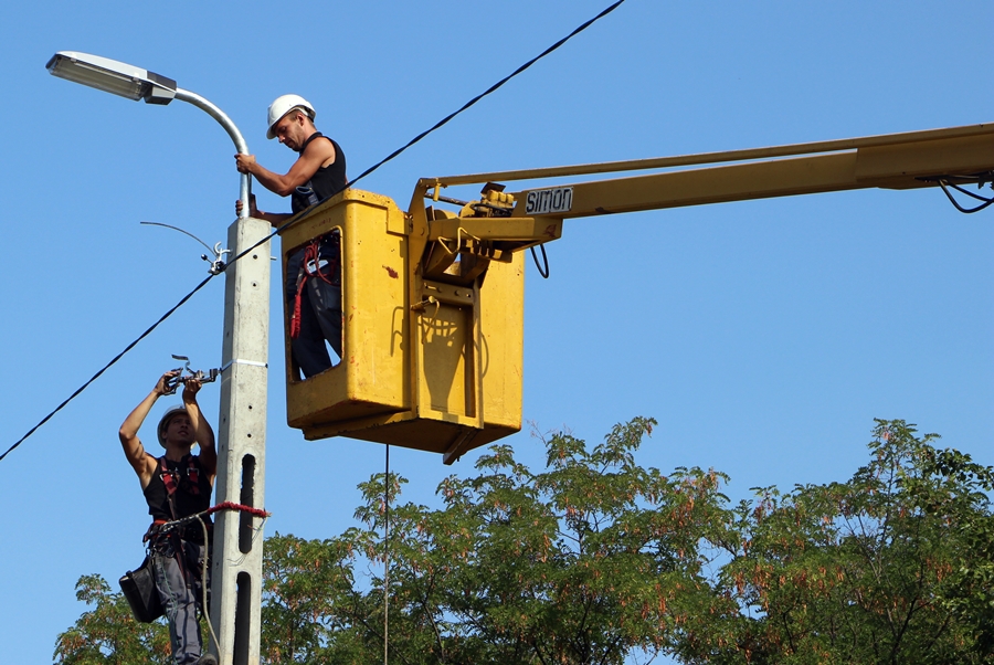 Készül a közvilágítás a Szegedi úton (galériával)