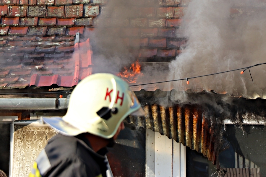 Teraszon keletkezett tűz a Vadkerti úton (galéria)