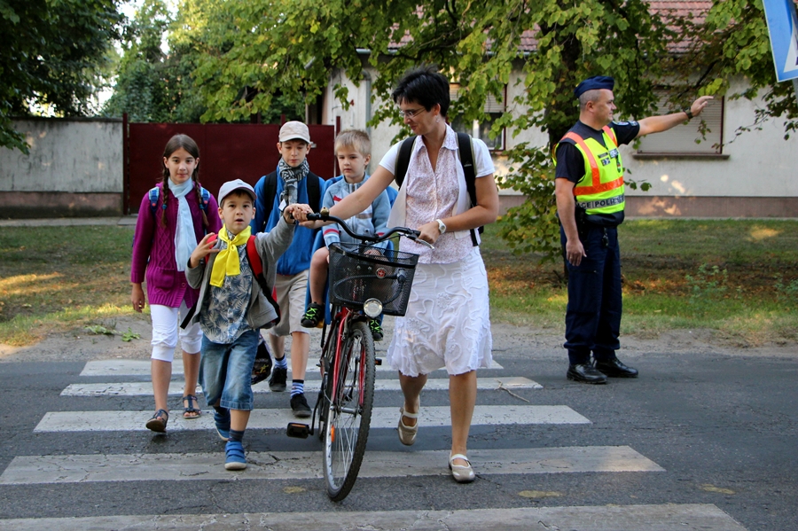 Becsöngettek: rendőrök vigyáztak az iskolásokra