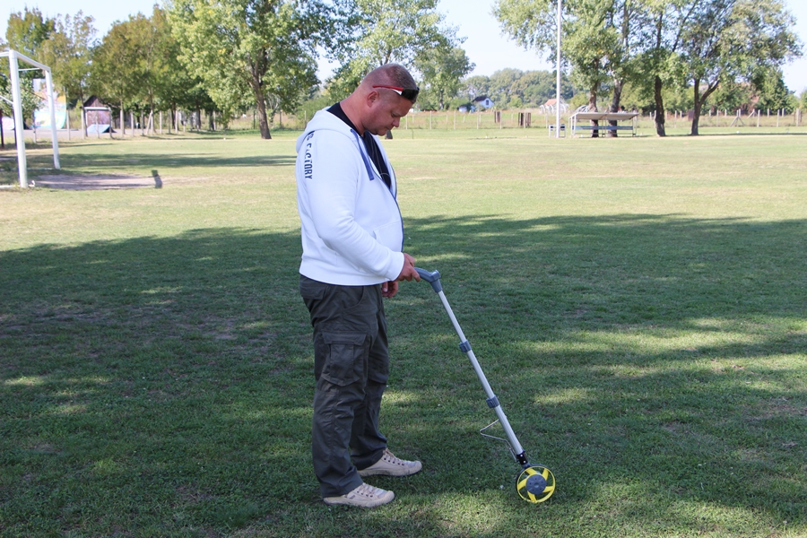 Jövő héten indul a műfüves pálya építése