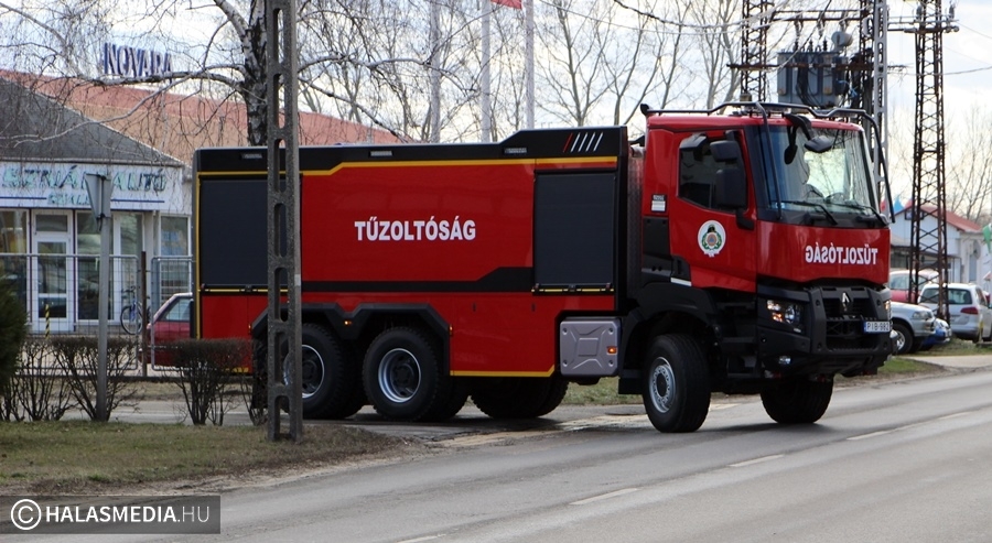 Kigyulladt egy  családi ház Kiskunmajsán, nyolc vízsugárral oltották a lángokat