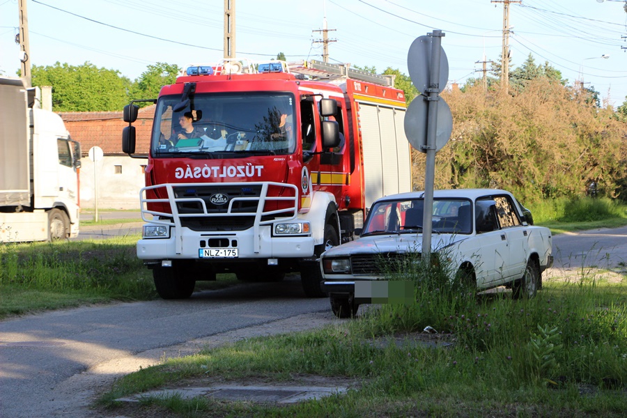 Kigyulladt egy Lada motortere