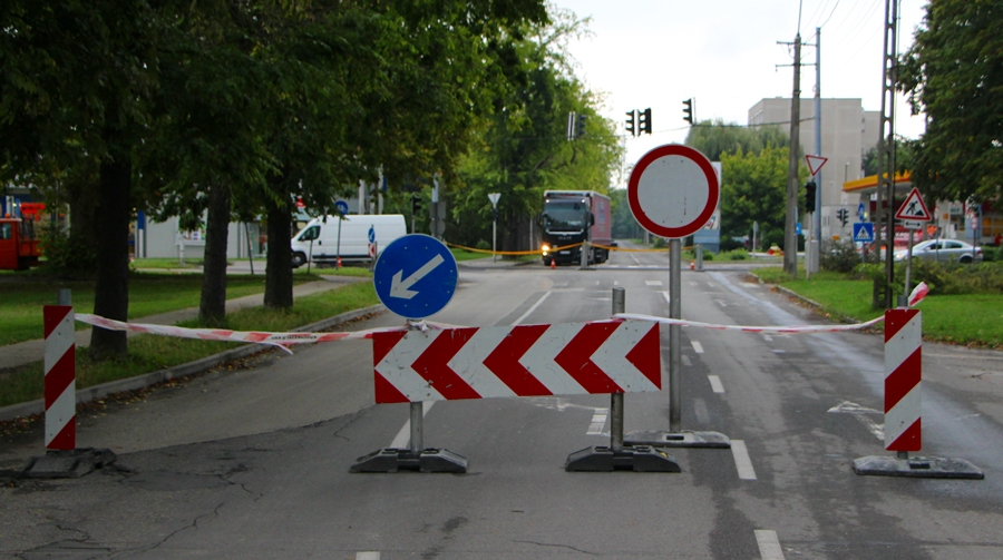 Figyelem! Útlezárás és aszfaltozás az 53-ason