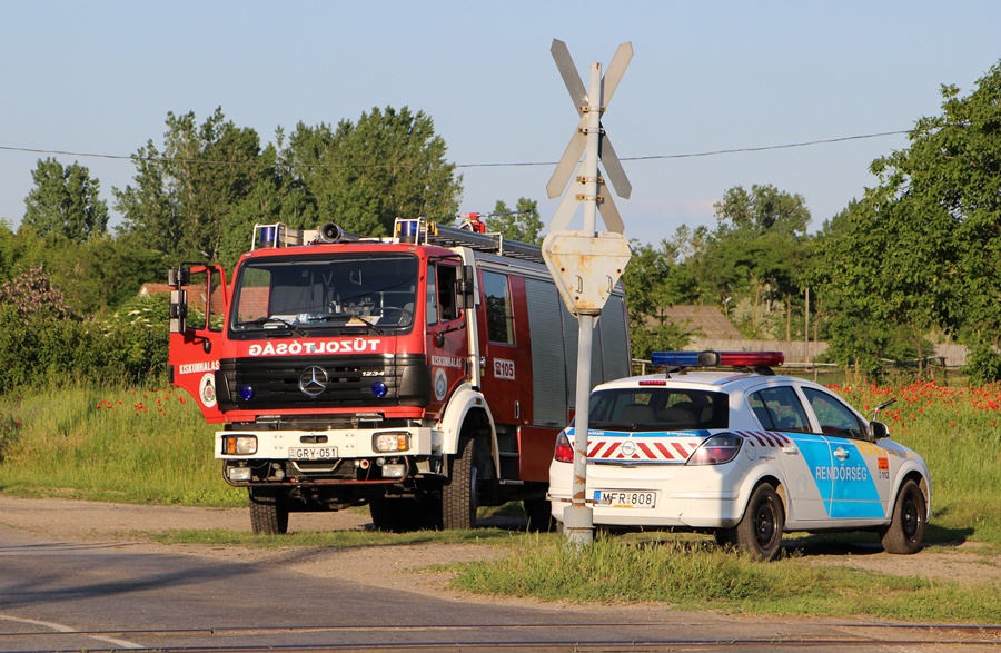 Rendőrök, mentők, tűzoltók az Átlós útnál