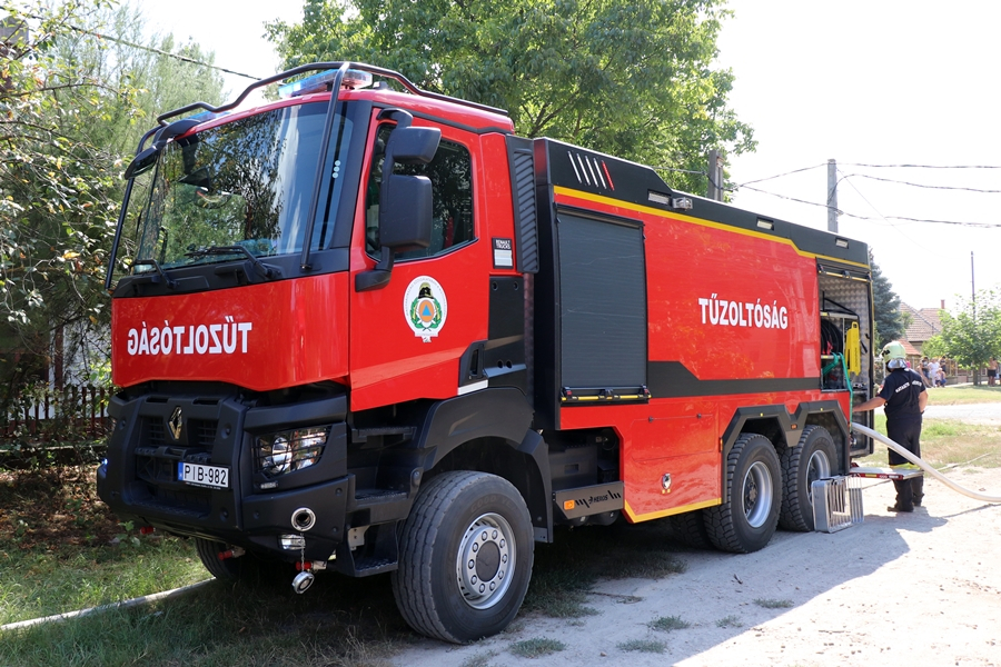 Kisteherautó és fóliasátor égett a Felsőöregszőlőkben