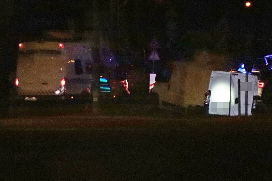 Árokba csúszott kisteherautó a körforgalomban, több rendőrautó a helyszínen