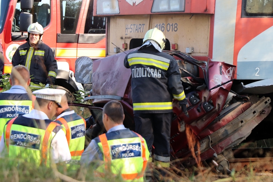 Heten haltak meg Kunfehértó határában a vasúti átjáróban (galéria)