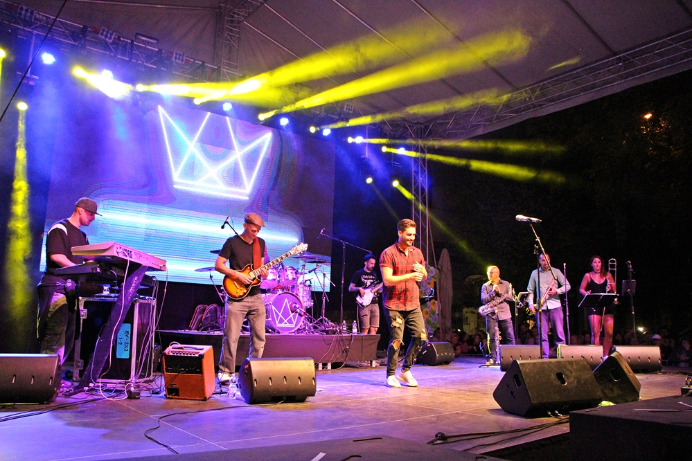 Király este Halason