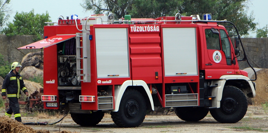 Tűz keletkezett egy csarnokban