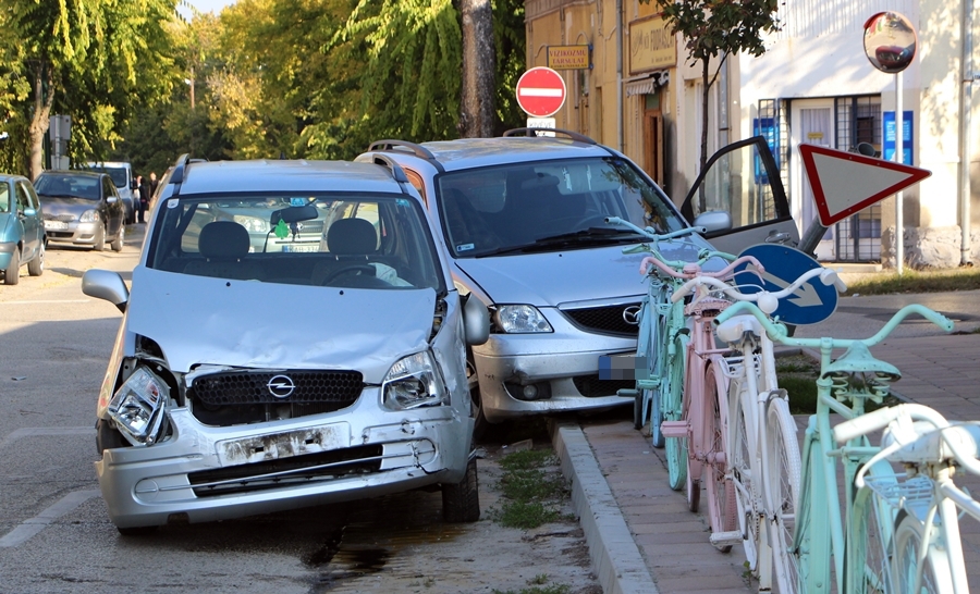 Opel és Mazda ütközött az Eötvös utcánál (galéria)