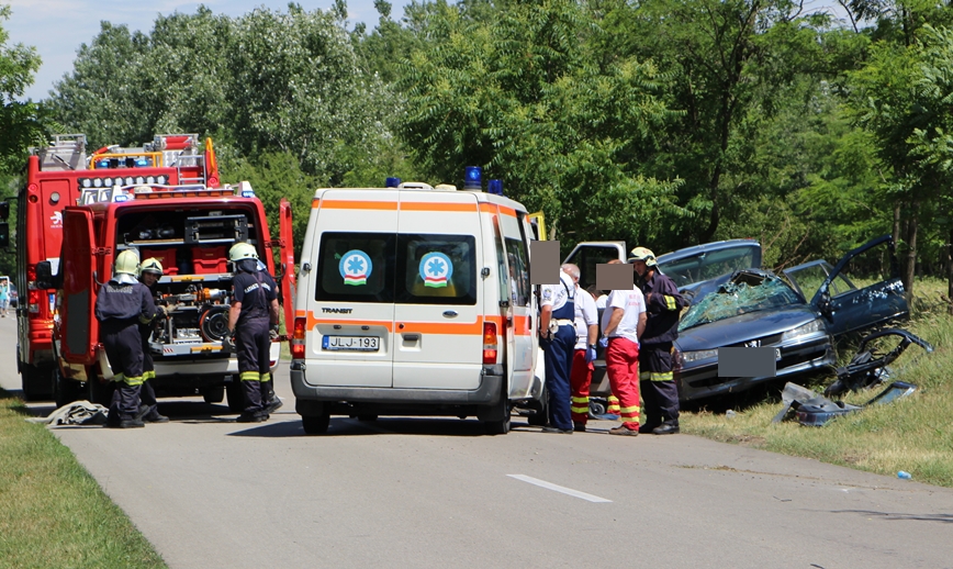 Három sérült a felborult autóban