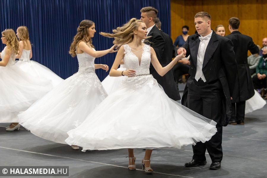 Tekós kunnibálok, időgép, nagymenők és matrózok a szalagavató bálon (galéria)
