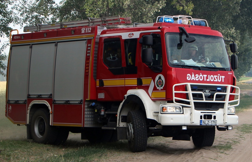 Több helyen égett a gaz a vasút mellett