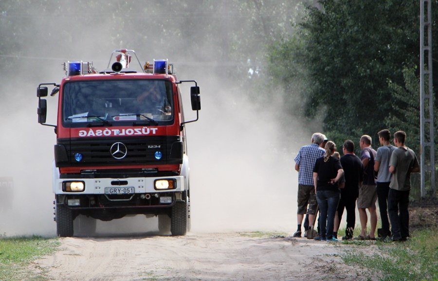 Tanyát is veszélyeztetett a tűz a Sóstónál