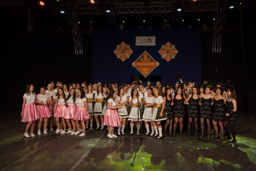 Színpompás sziládys szalagavató (videó)