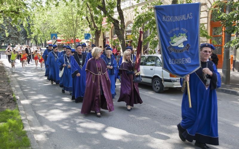 Elkezdődött: fúvószene, hívogató felvonulás