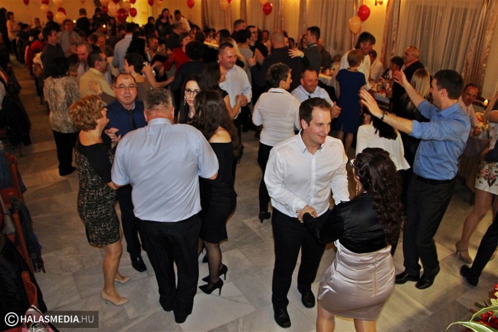 (►) Ilyen az, ha buli van Zsanán