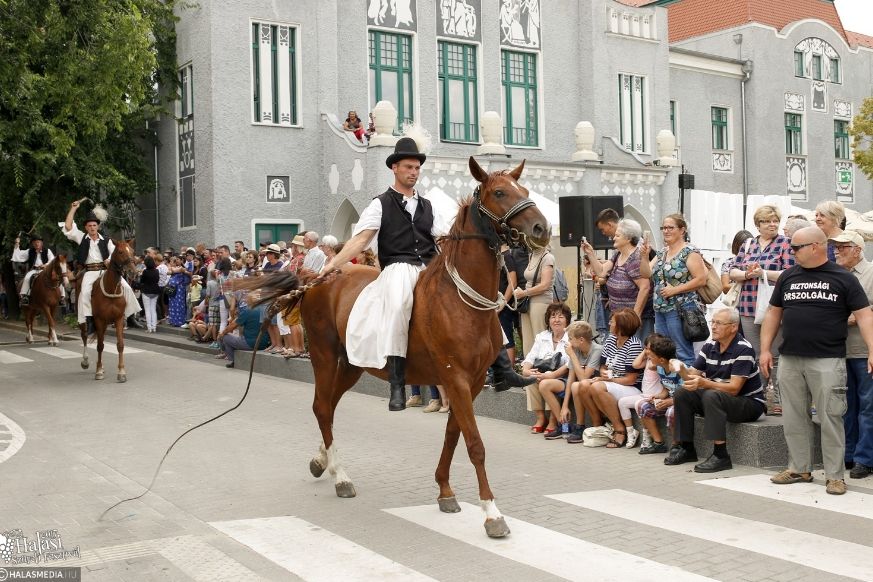 Lovasokat vár a szüreti menet