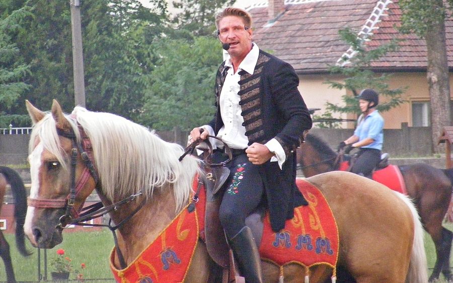 Musicalek lóhátról