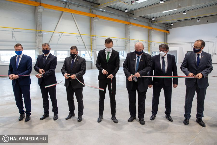 Szijjártó Péter avatta fel a Merkbau új üzemcsarnokát (galéria)
