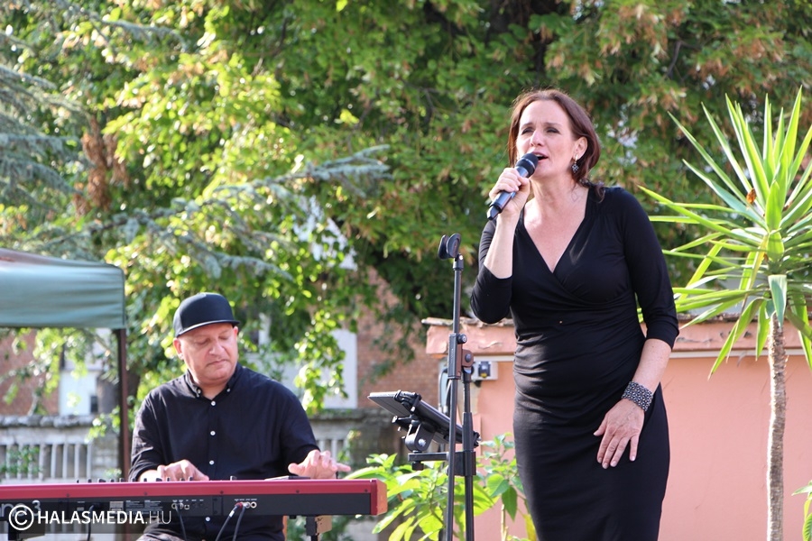 Minden dalnak története van