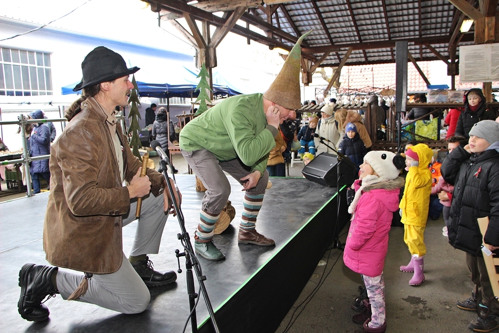 (►) Hol laknak a manók?