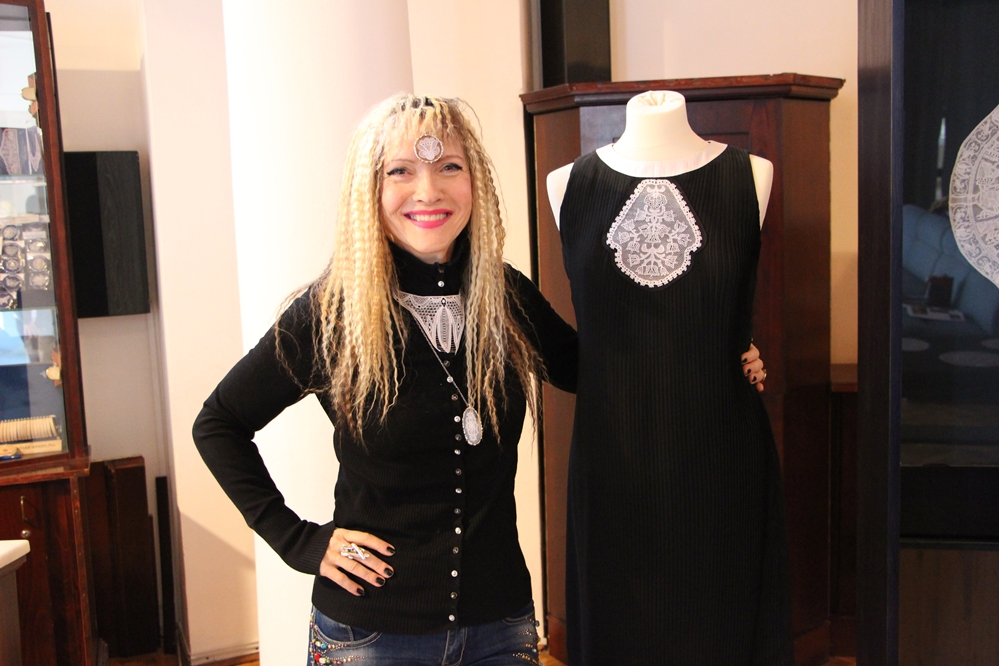 (►) Amennyivel tud, segít